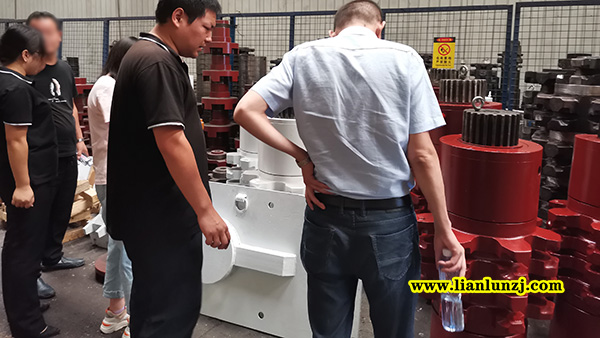 貴陽(yáng)彭總開(kāi)展刮板機(jī)配件業(yè)務(wù)，來(lái)我廠考察參觀！